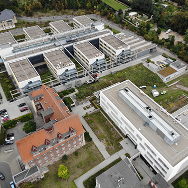 Drohnenbild von oben, zahlreiche Flachdächer vom Klinikum Brandenburg an der Havel
