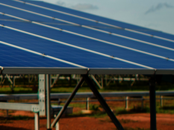 Photovoltaikanlage auf einem Feld der Landwirtschaft.