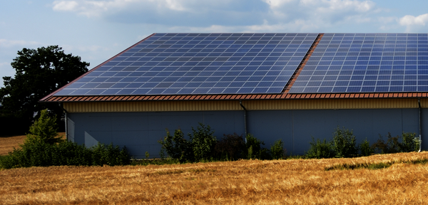 Solaranlage auf einem großen Hallendach der Landwirtschaft.