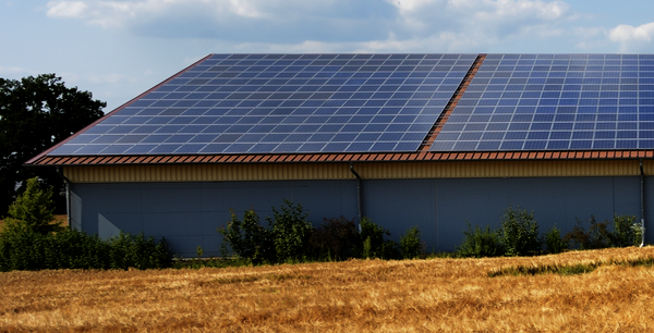 Solaranlage auf einem großen Hallendach der Landwirtschaft.