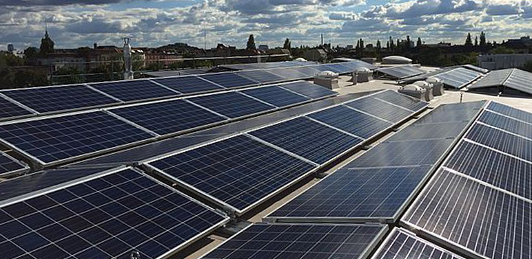 Nachaufnahme einer Photovoltaikanlage auf einem Industrieflachdach, innerstädtisch