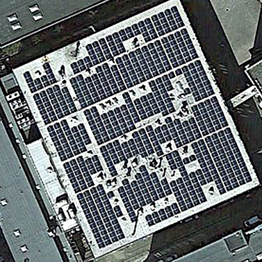 Drohnenaufnahme der gesamten Photovoltaikanlage auf einem Industriehallenflachdach.