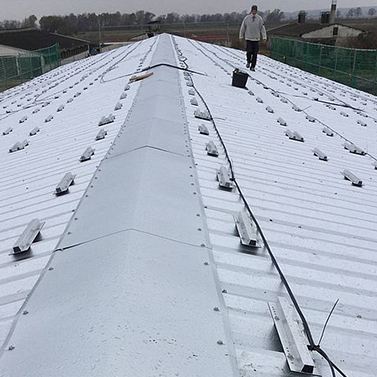 Dach mit Wellblech und Unterkonstruktion aus Metall für Photovoltaik.